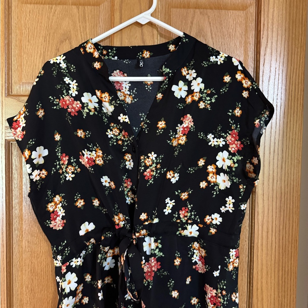 NWOT - Black Floral Tie-Waist Blouse Size Medium